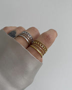 4-lagiger Edelstahl Ring, getragen am Finger.