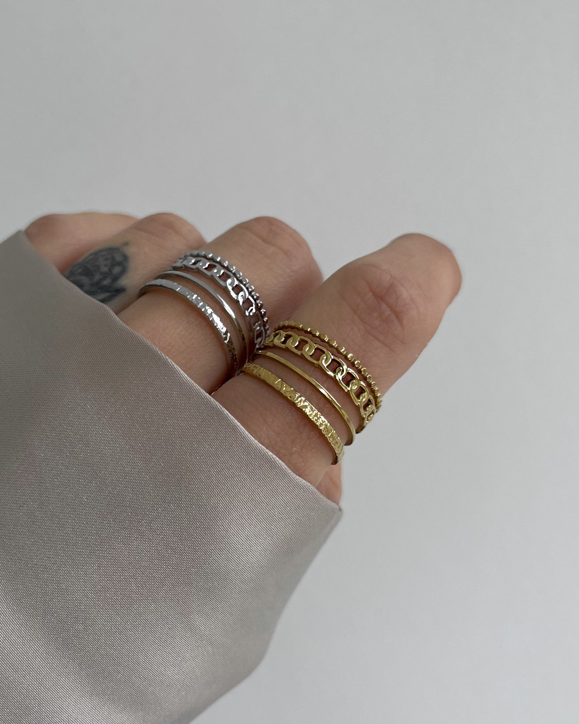 4-lagiger Edelstahl Ring, getragen am Finger.
