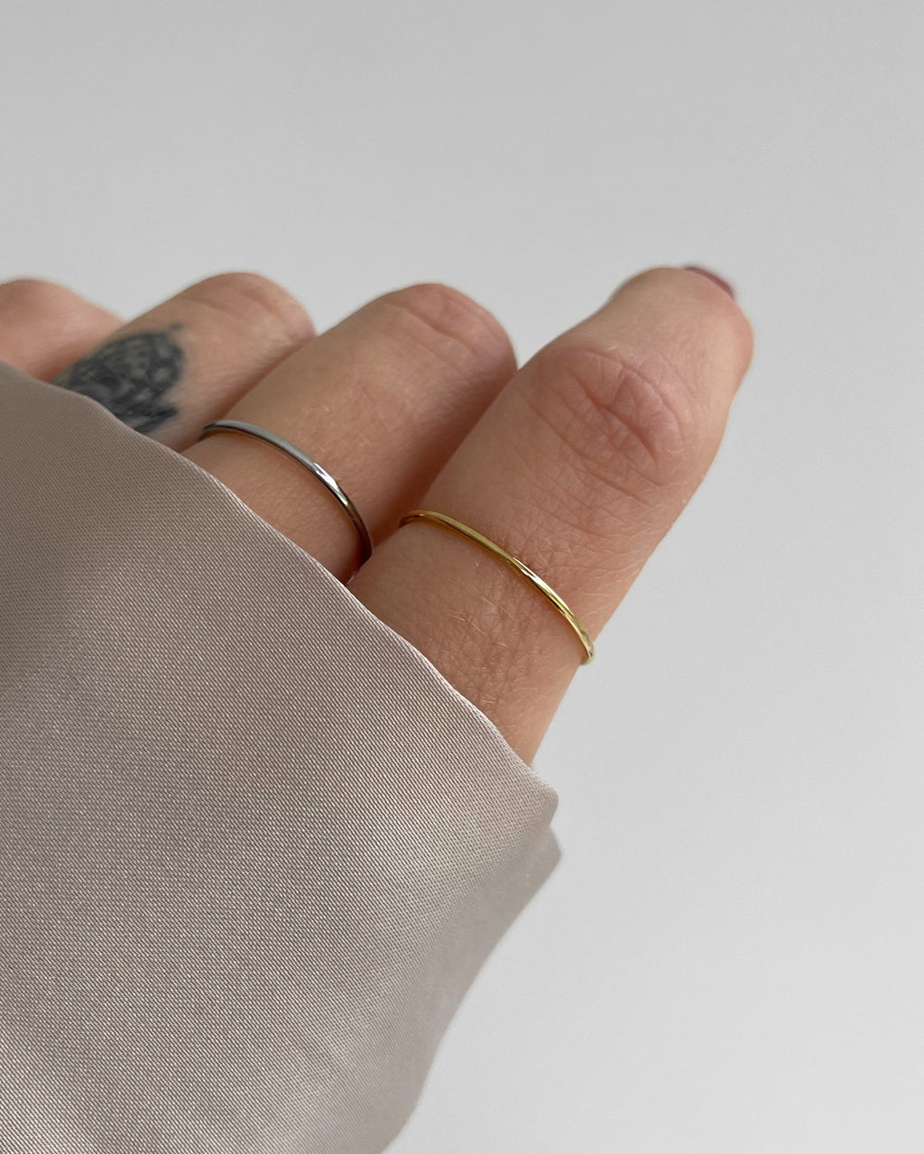 Schlichter, dezenter, verstellbarer Edelstahl Ring, getragen am Finger.