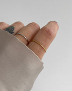 Schlichter, dezenter, verstellbarer Edelstahl Ring, getragen am Finger.
