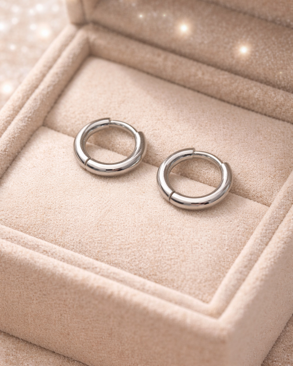 Silberne Mini Creolen Produktbild in Schmuckbox