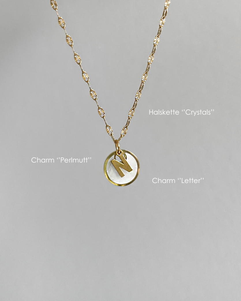 Wasserfester, runder Edelstahl Charm mit Perlmutt Optik an filigraner Kette mit Buchstaben Anhänger