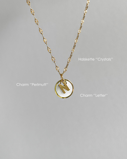 Wasserfester, runder Edelstahl Charm mit Perlmutt Optik an filigraner Kette mit Buchstaben Anhänger