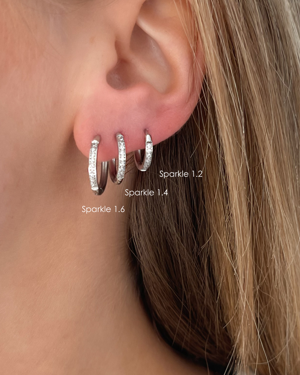 Wasserfeste Edelstahl Hoops mit Zirkonia Steinen besetzt in silber, in 3 Größen.
