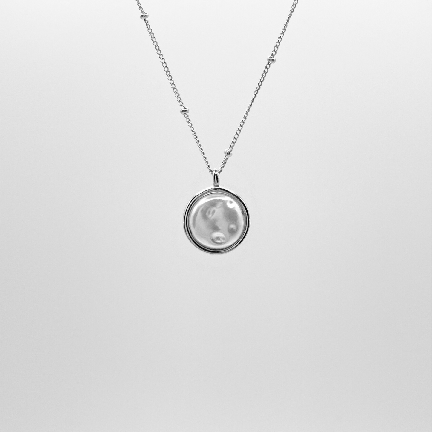 Edelstahl Kette mit Perlmutt Optik Anhänger. Wasserfest, hypoallergen und besonderes im Design.