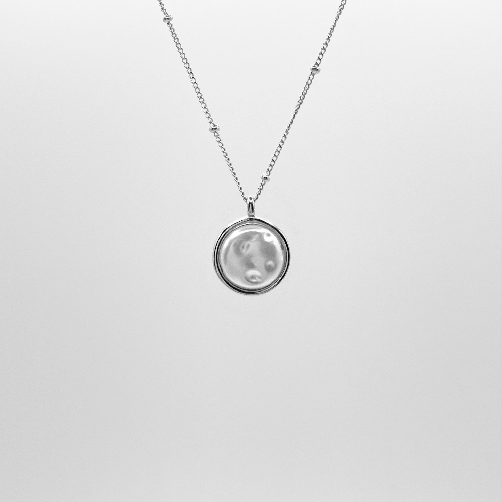 Edelstahl Kette mit Perlmutt Optik Anhänger. Wasserfest, hypoallergen und besonderes im Design.