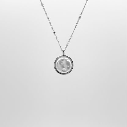 Edelstahl Kette mit Perlmutt Optik Anhänger. Wasserfest, hypoallergen und besonderes im Design.