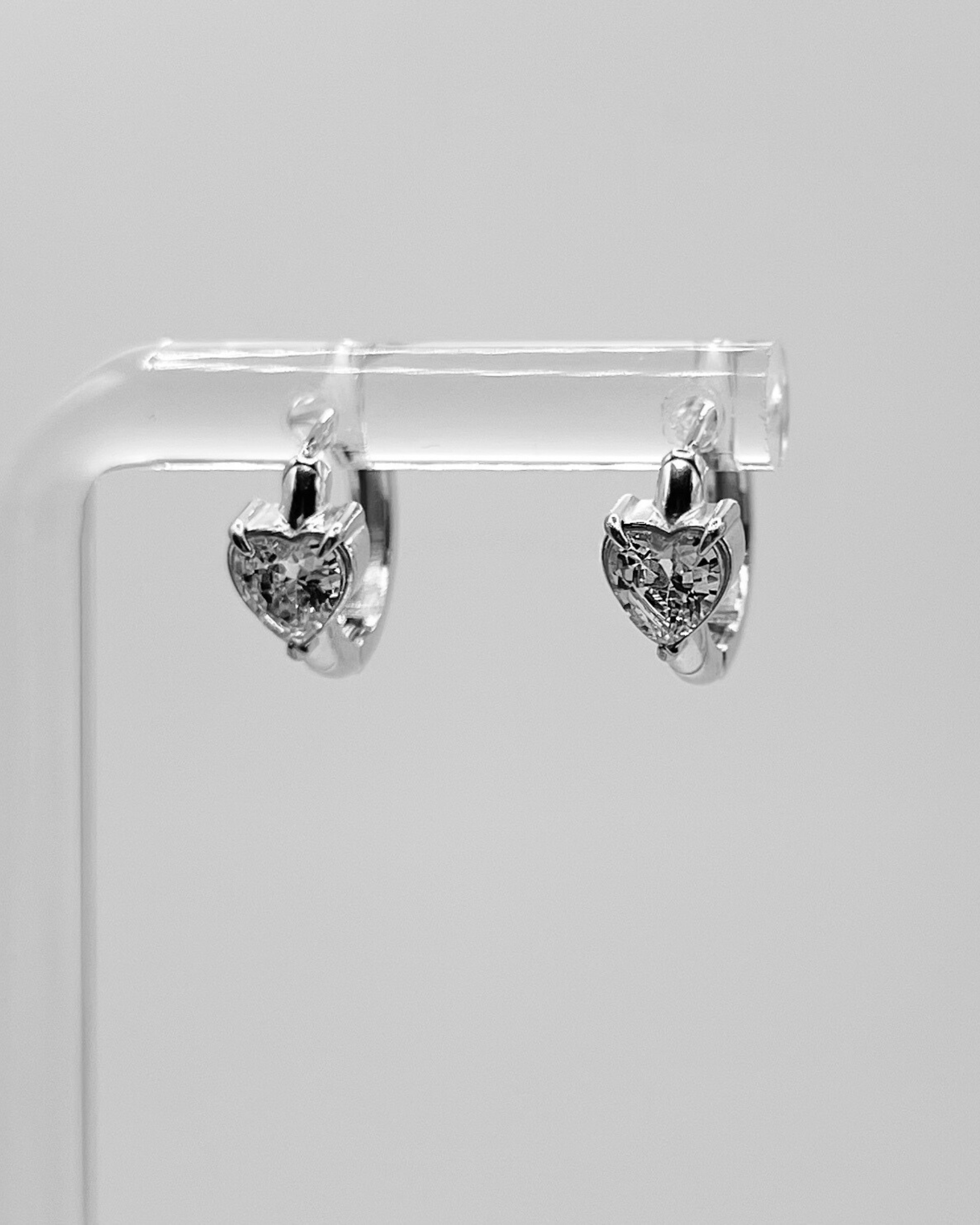 Süße Ohrringe mit verspieltem Herz-Design aus Zirkonia Steinen, in silber.
