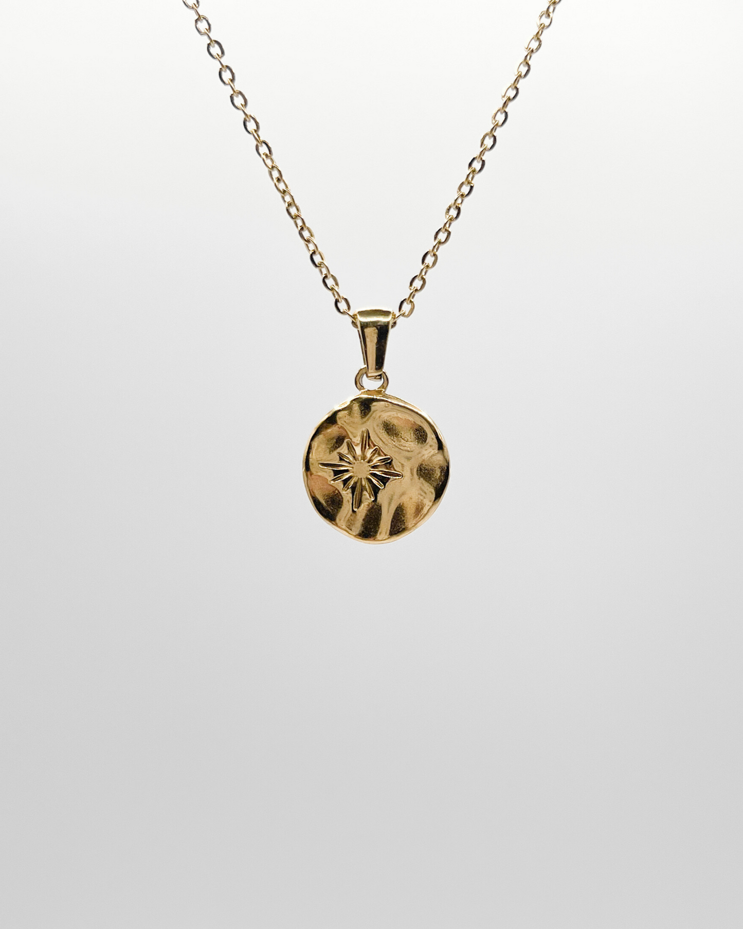 18k Vergoldete Edelstahl Kette mit rundem Stern Anhänger. Wasserfest, hypoallergen und besonderes im Design.