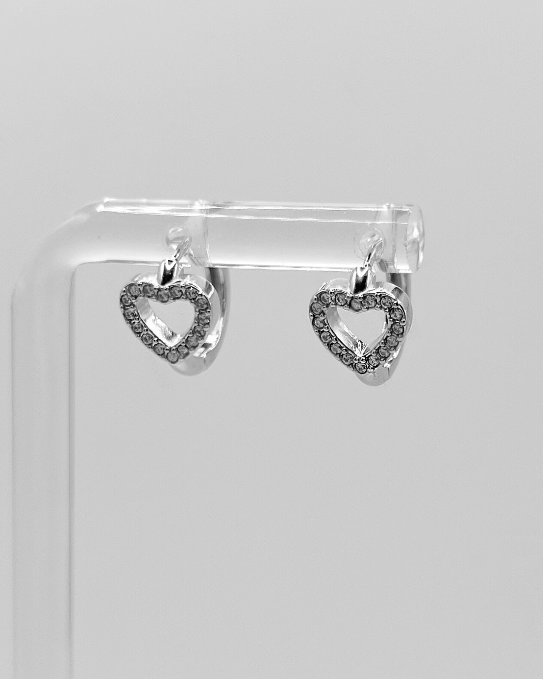 Süße Ohrringe mit verspieltem Herz-Design aus Zirkonia Steinen in silber.