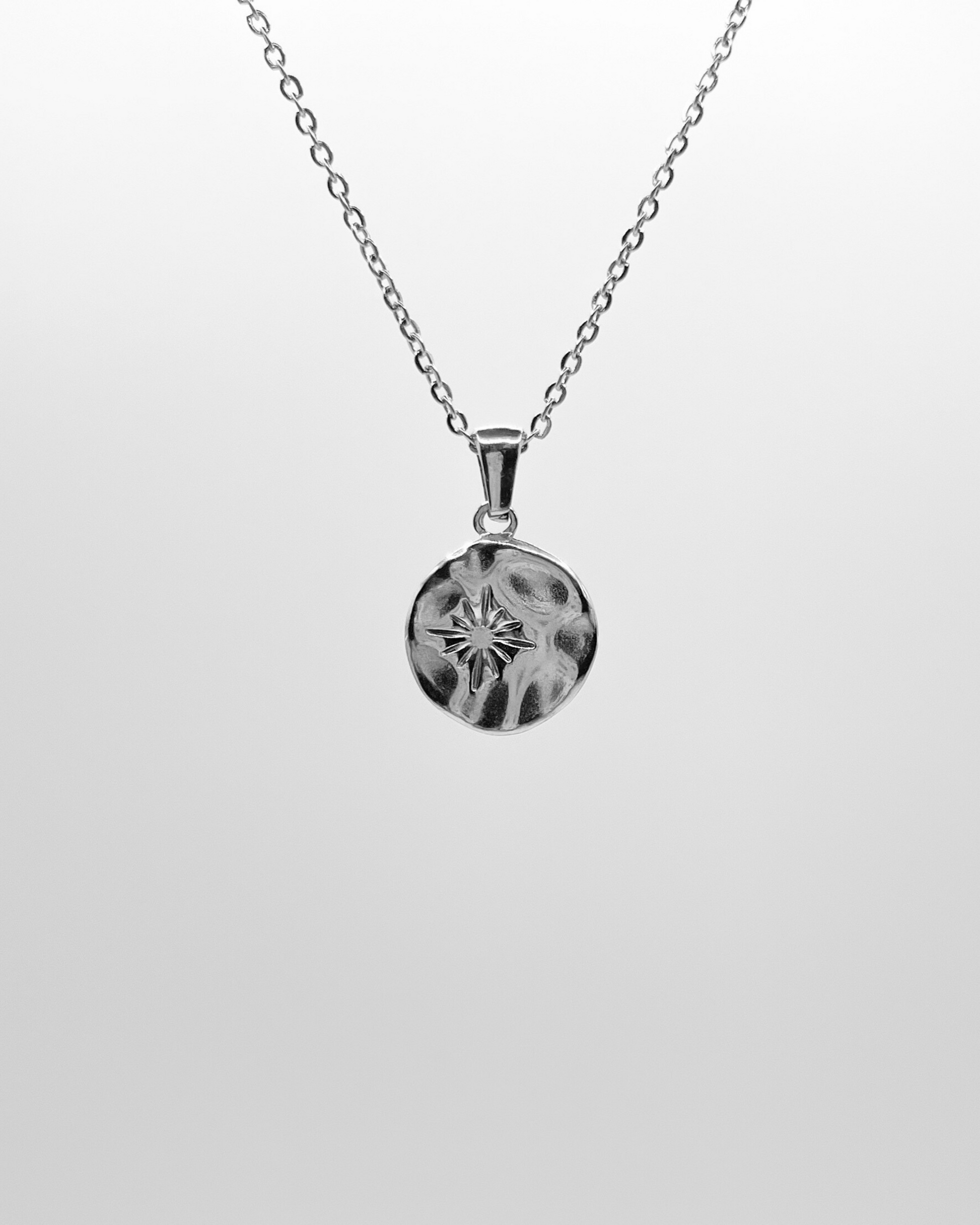 Edelstahl Kette mit rundem Stern Anhänger. Wasserfest, hypoallergen und besonderes im Design.