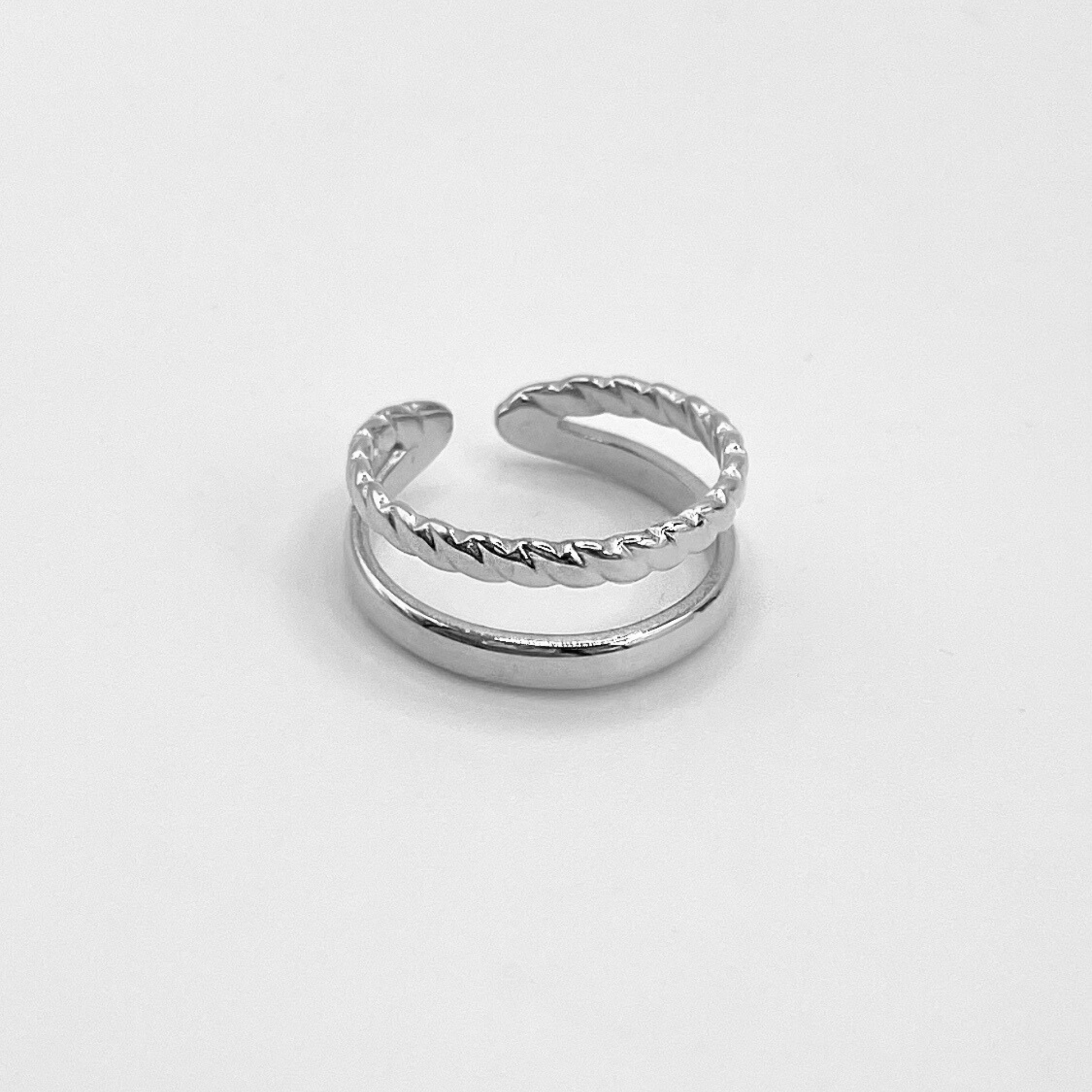 Doppellagiger, verstellbarer wasserfester Edelstahlring in silber.