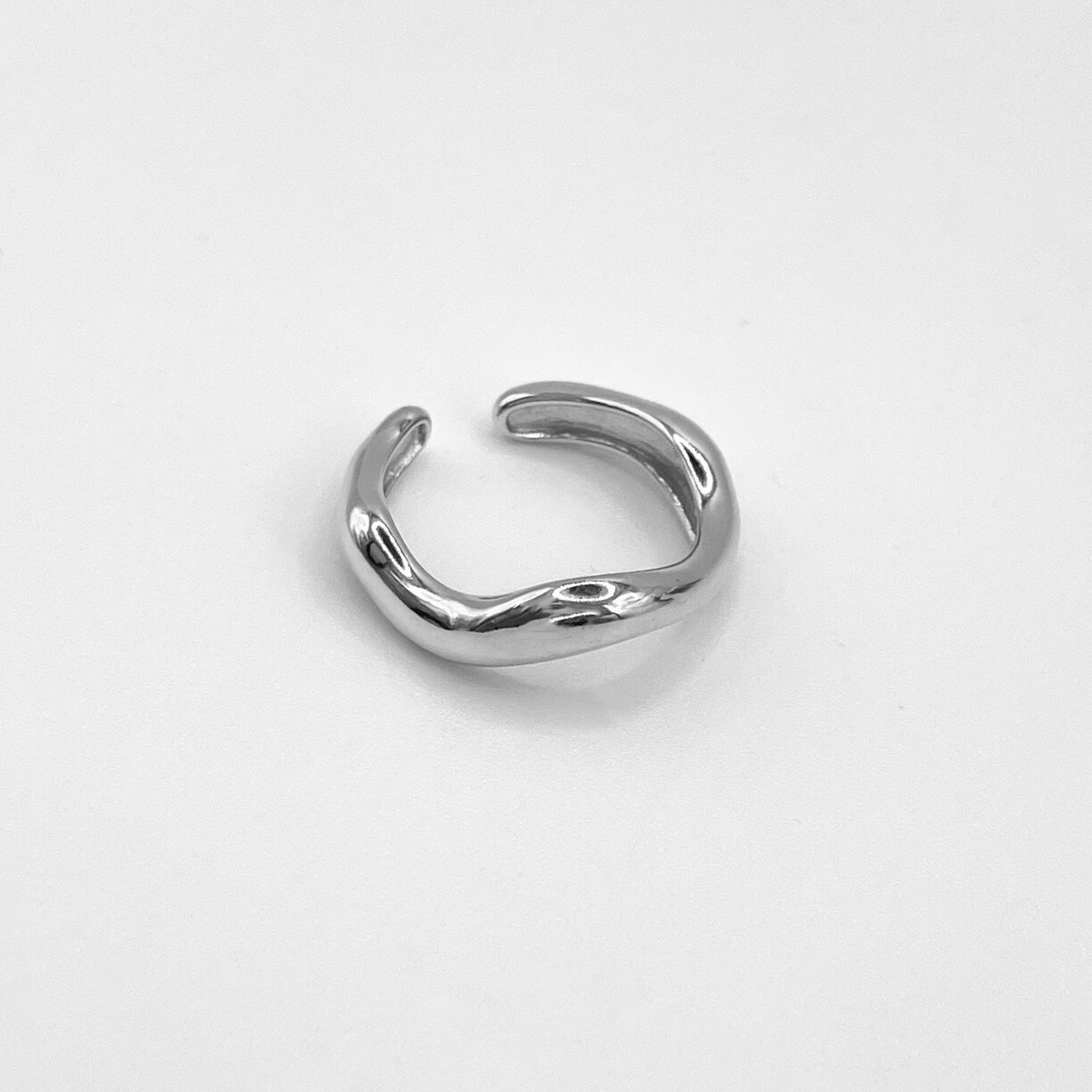 Wasserfester Edelstahl Ring in geschwungenem Design in silber.