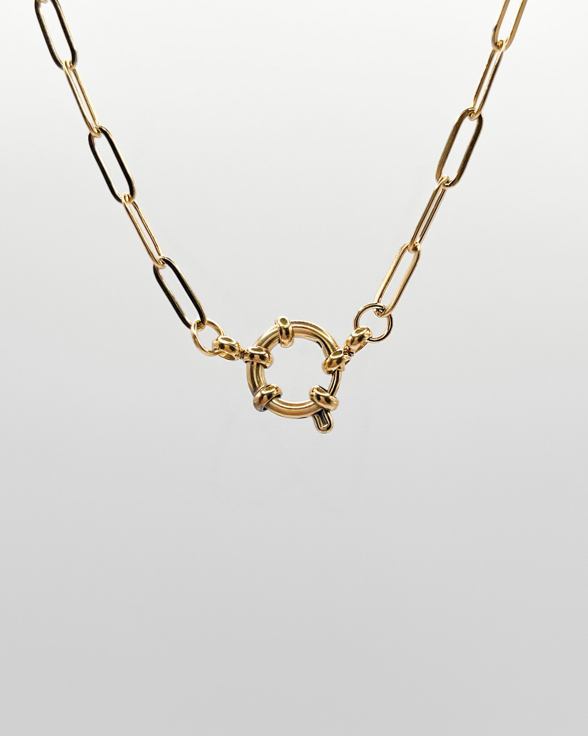 Halskette mit Ösenverschluss, aus Edelstahl ermöglicht es, nach Belieben verschiedene Charms anzuhängen und so die Kette individuell zu gestalten.