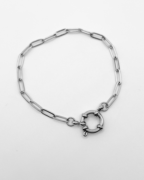 Wasserfestes Edelstahl Armband mit groben Design mit Ösenverschluss um Charms zu befestigen.