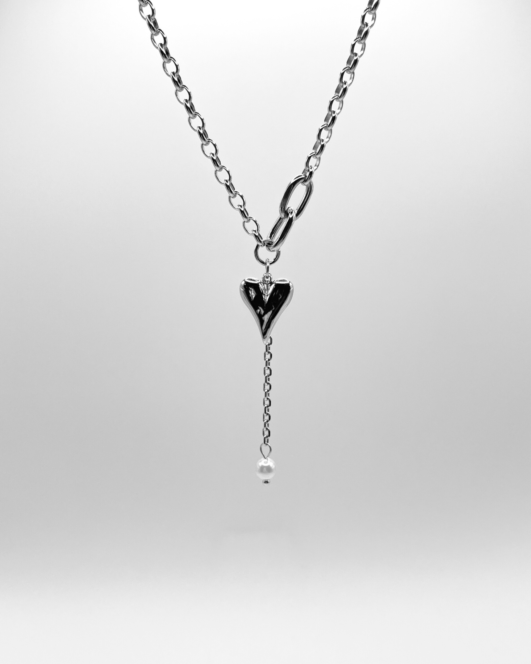 Verspielte silberne Kette mit Herz und Perle.
