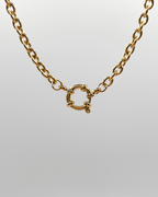 Halskette mit Ösenverschluss, aus Edelstahl ermöglicht es, nach Belieben verschiedene Charms anzuhängen und so die Kette individuell zu gestalten.