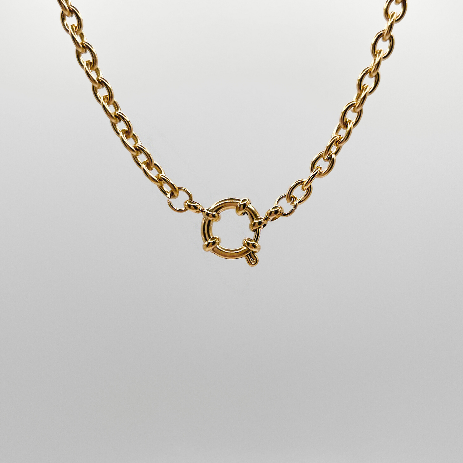 Halskette mit Ösenverschluss, aus Edelstahl ermöglicht es, nach Belieben verschiedene Charms anzuhängen und so die Kette individuell zu gestalten.