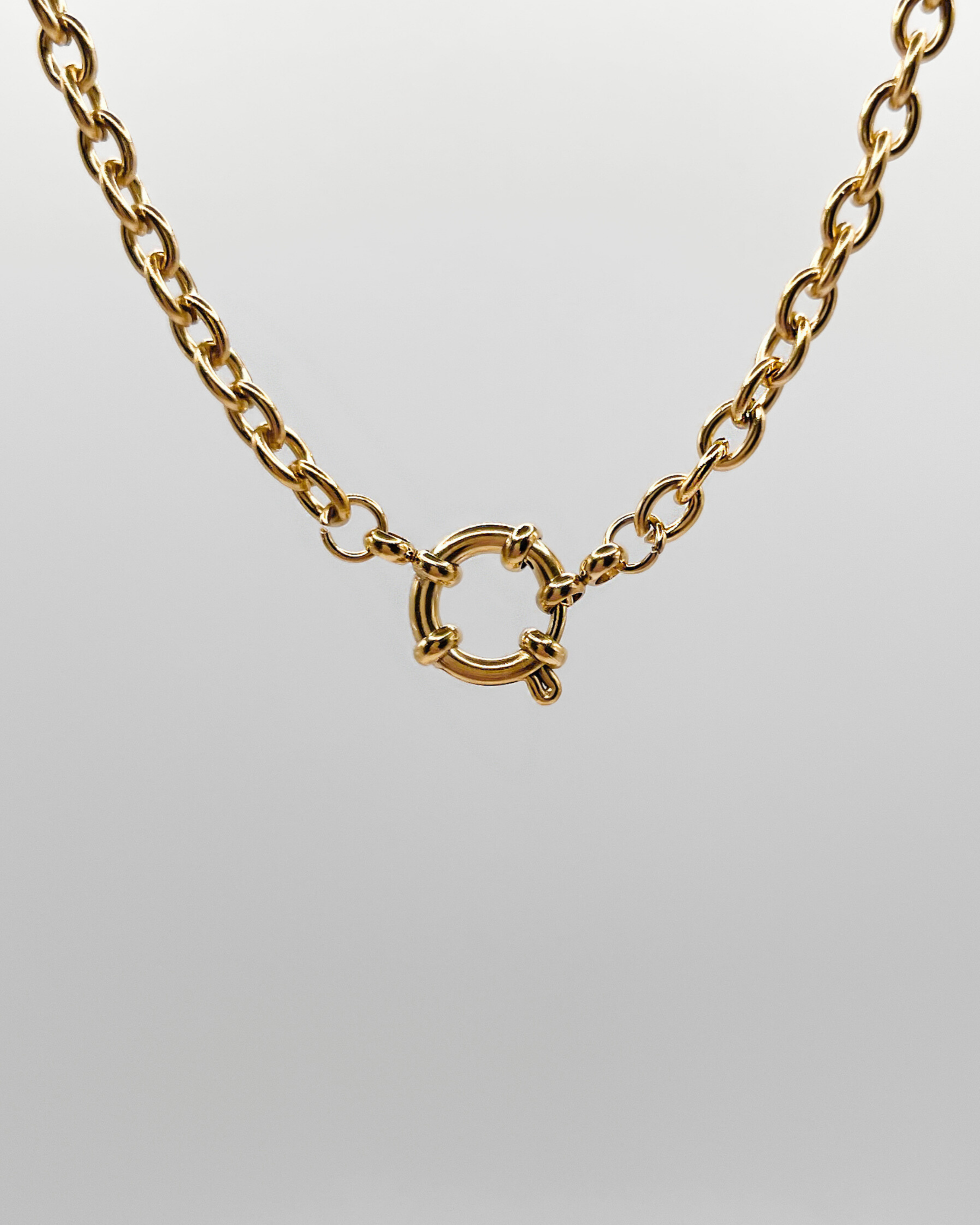 Halskette mit Ösenverschluss, aus Edelstahl ermöglicht es, nach Belieben verschiedene Charms anzuhängen und so die Kette individuell zu gestalten.