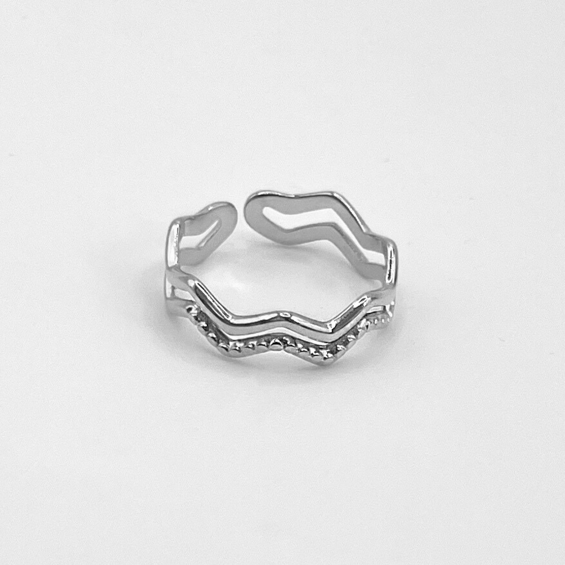 Wasserfester Edelstahlring hat ein doppeltes, geschwungenes Design in silber.