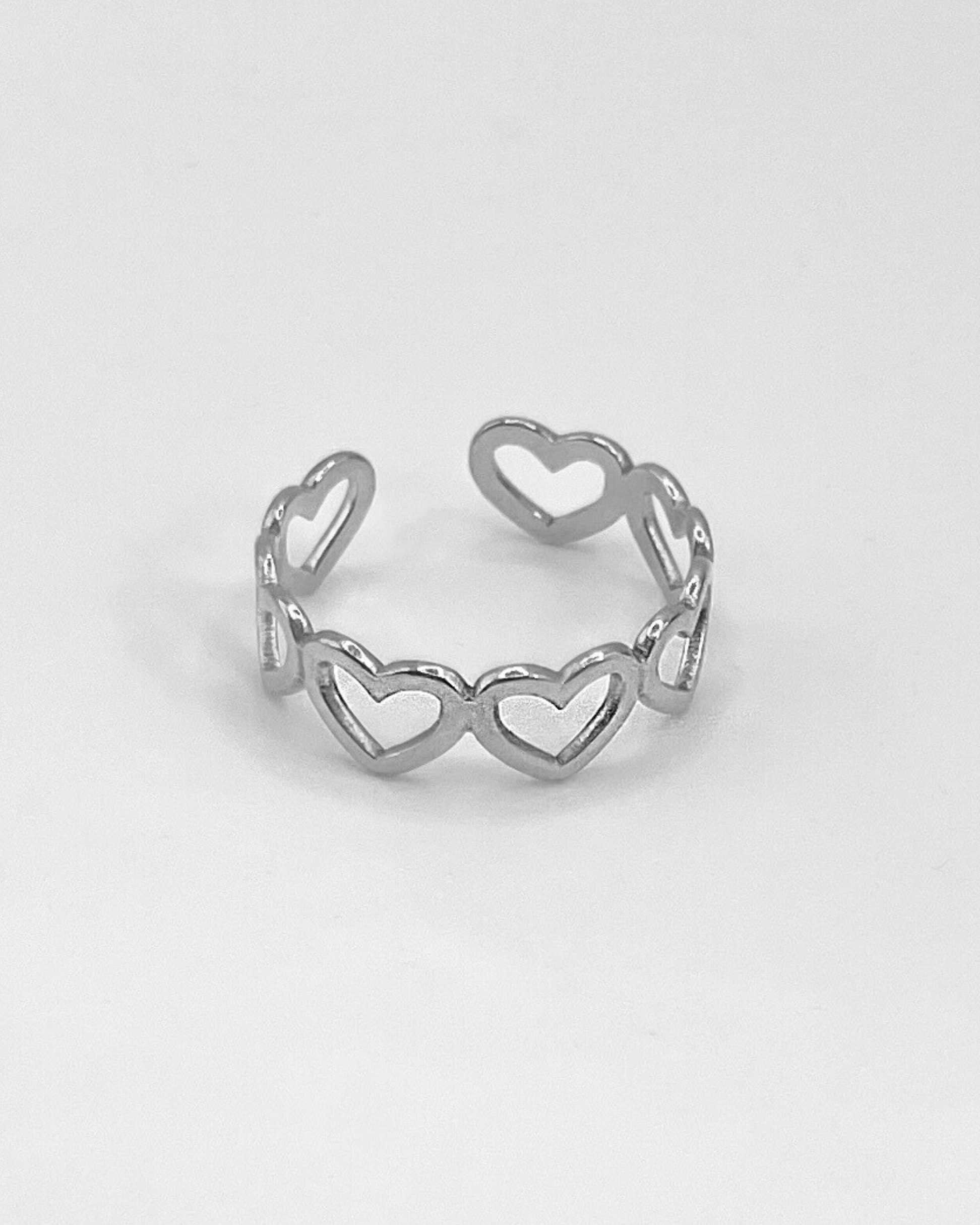 Wasserfester Edelstahlring, verstellbar mit aneinandergereihten Herzen in silber.