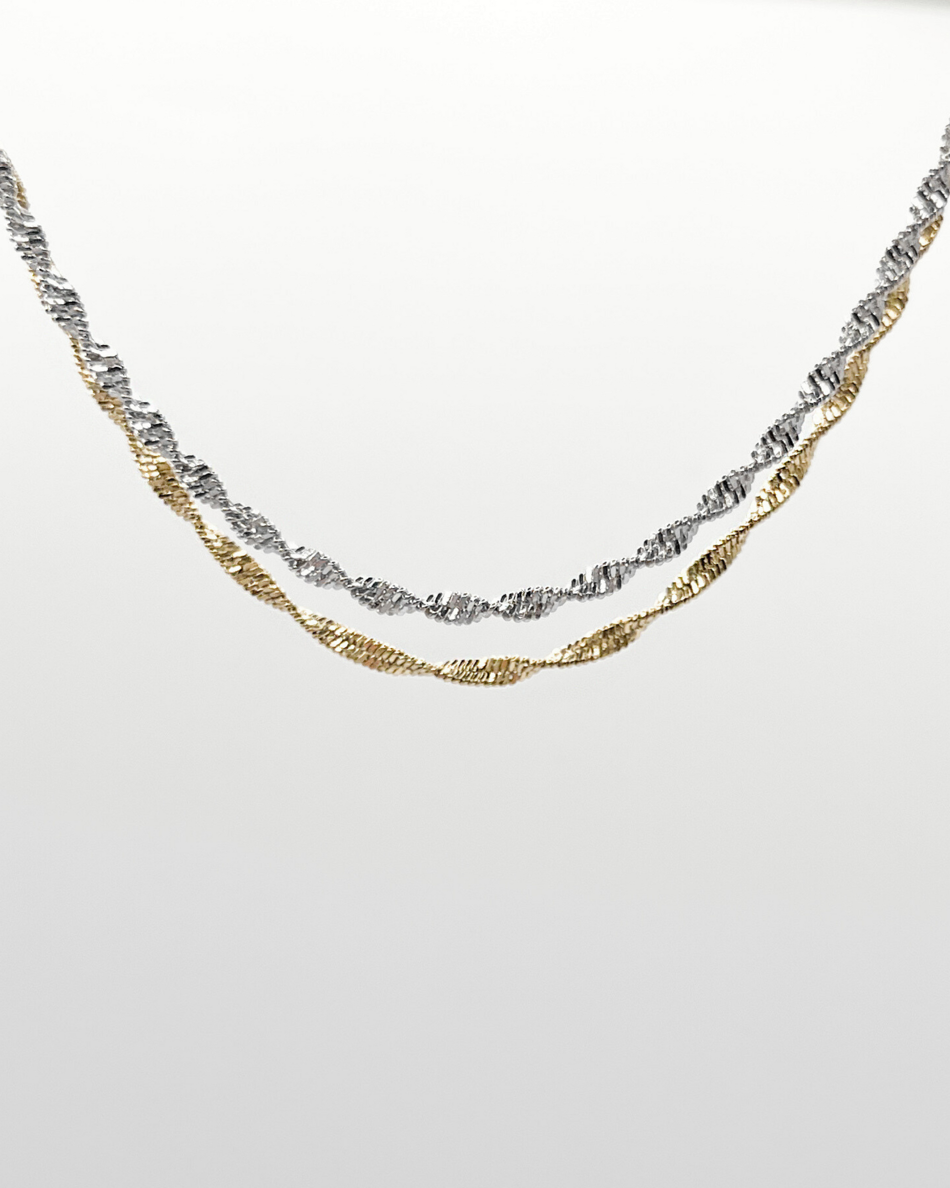 In sich gedrehte Edelstahl Kette mit 18k Vergoldung. Wasserfest und hypoallergen.