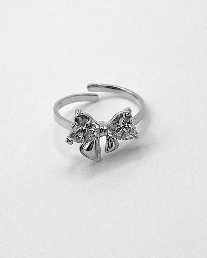 Wasserfester Edelstahlring in Schleifendesign mit großen Herzförmigen Zirkoniasteinen.