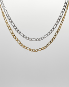 Halskette mit etwas gröberen Design.
Aus Edelstahl und vergoldet mit 18 Karat, bietet sie nicht nur Stil, sondern auch Langlebigkeit. Zudem ist sie wasserfest und frei von Nickel.