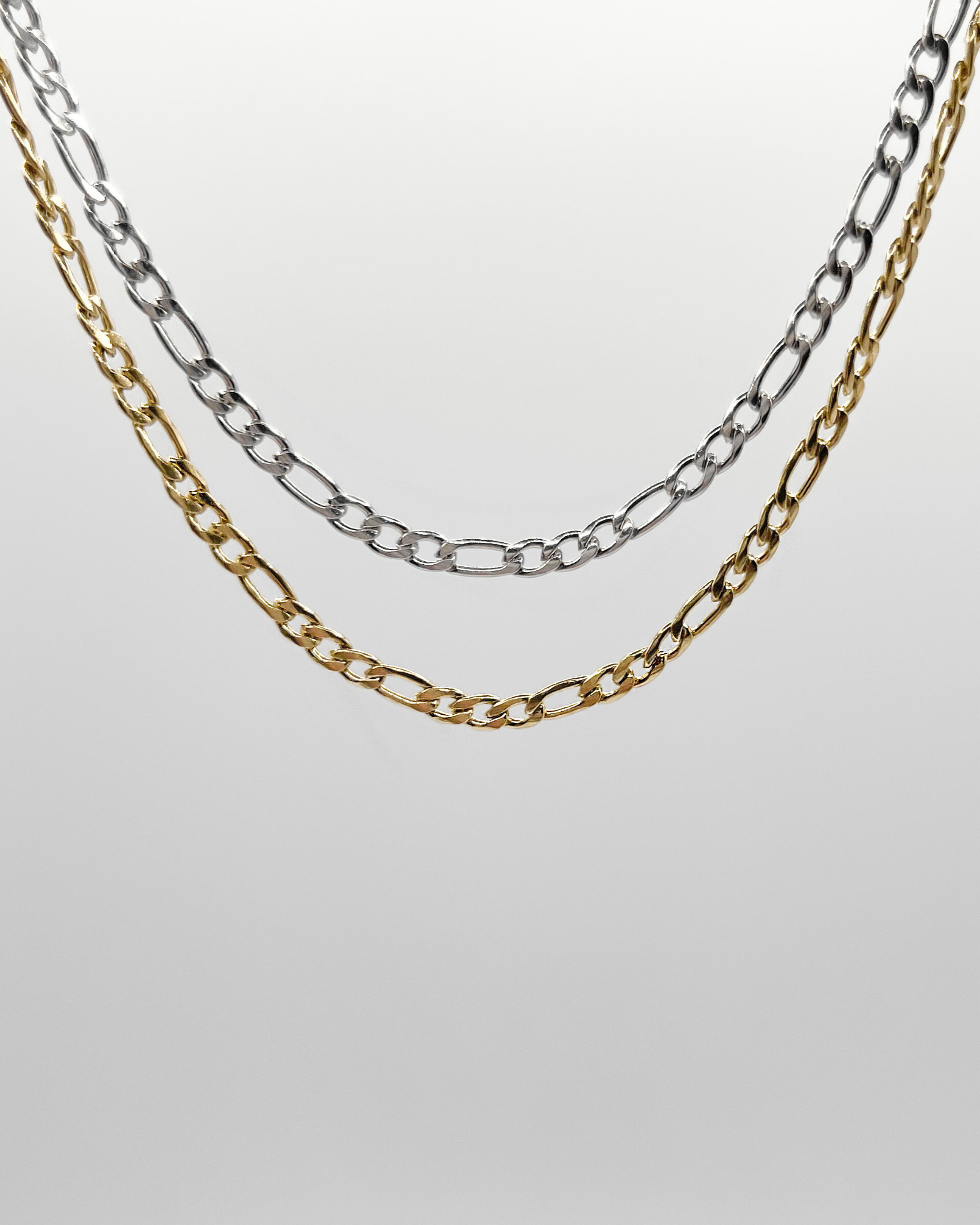 Halskette mit etwas gröberen Design.
Aus Edelstahl und vergoldet mit 18 Karat, bietet sie nicht nur Stil, sondern auch Langlebigkeit. Zudem ist sie wasserfest und frei von Nickel.