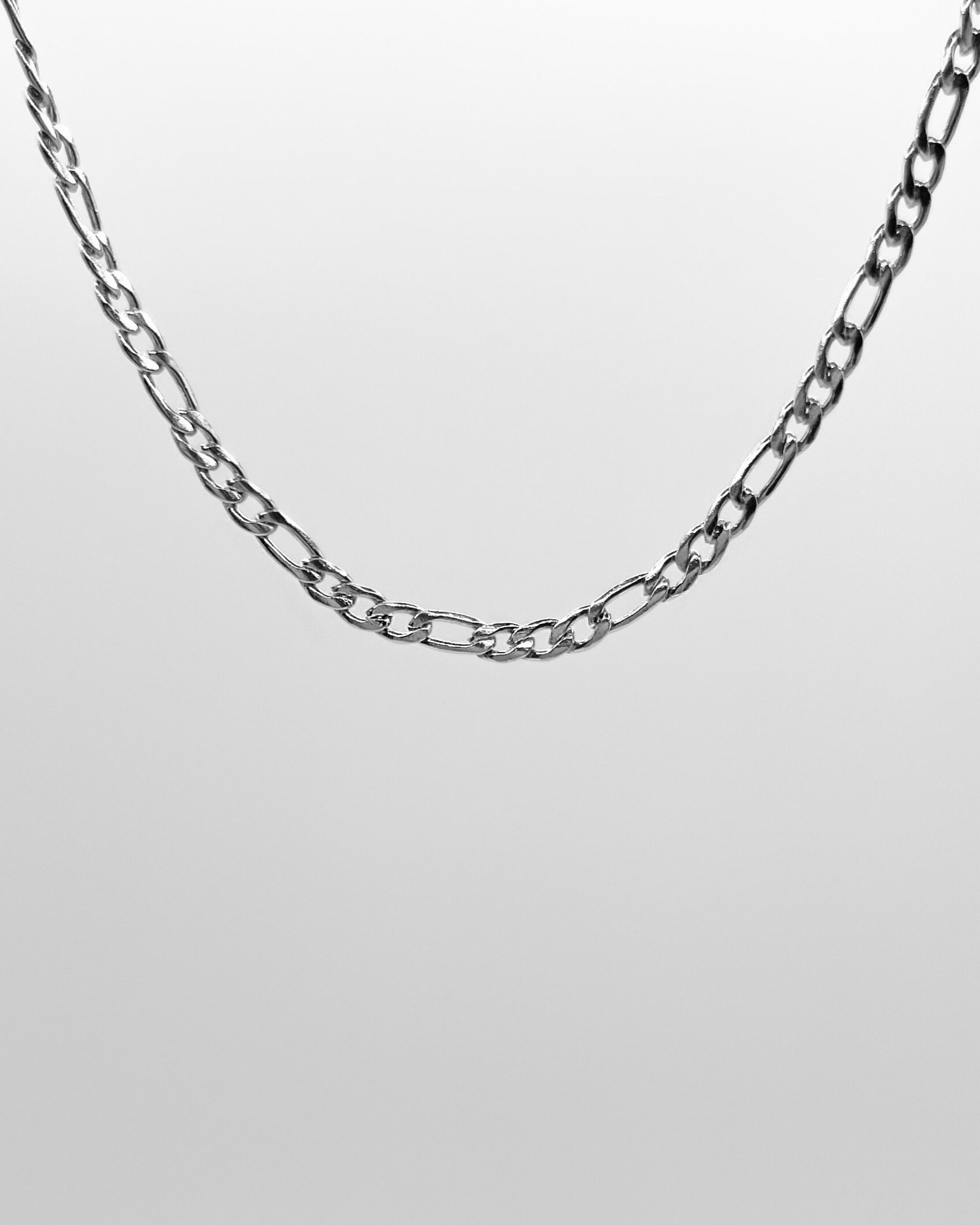 Halskette mit etwas gröberen Design.
Aus Edelstahl und vergoldet mit 18 Karat, bietet sie nicht nur Stil, sondern auch Langlebigkeit. Zudem ist sie wasserfest und frei von Nickel.
