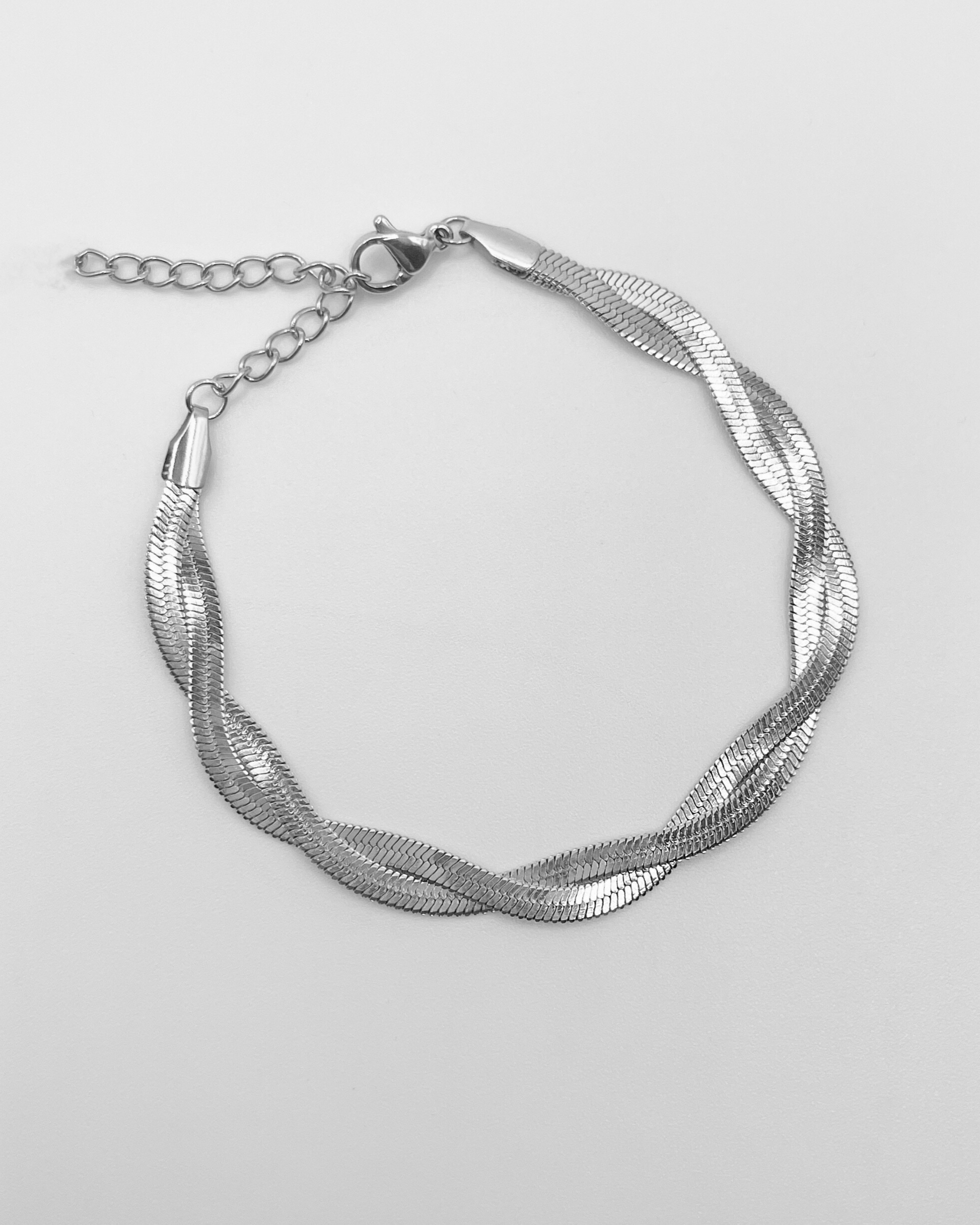 Wasserfestes Edelstahl Armband in gedrehtem Schlangendesign.