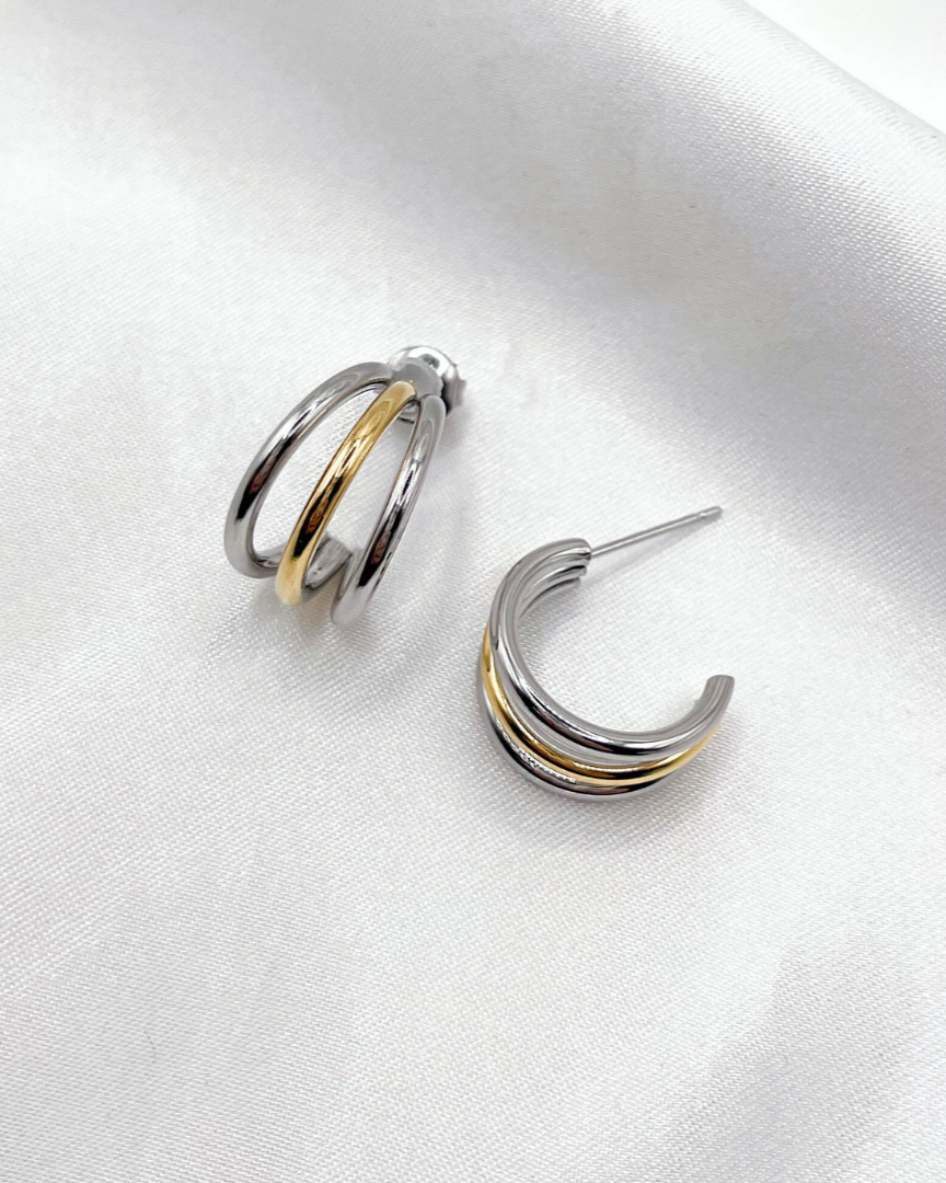 Wasserfester Edelstahl Ohrstecker in Bicolor, getragen am Ohr.