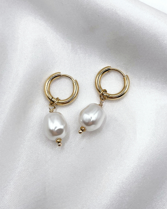 Klassische Edelstahl Ohrringe mit Perlen Anhänger in gold.