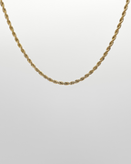 Gedrehte Edelstahl Kette in gold. Wasserfest und hypoallergen.
