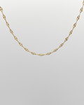 Filigrane vergoldete Edelstahlkette mit zarten, strukturierten Gliedern. Wasserfest und hypoallergen, ideal für einen minimalistischen Look.