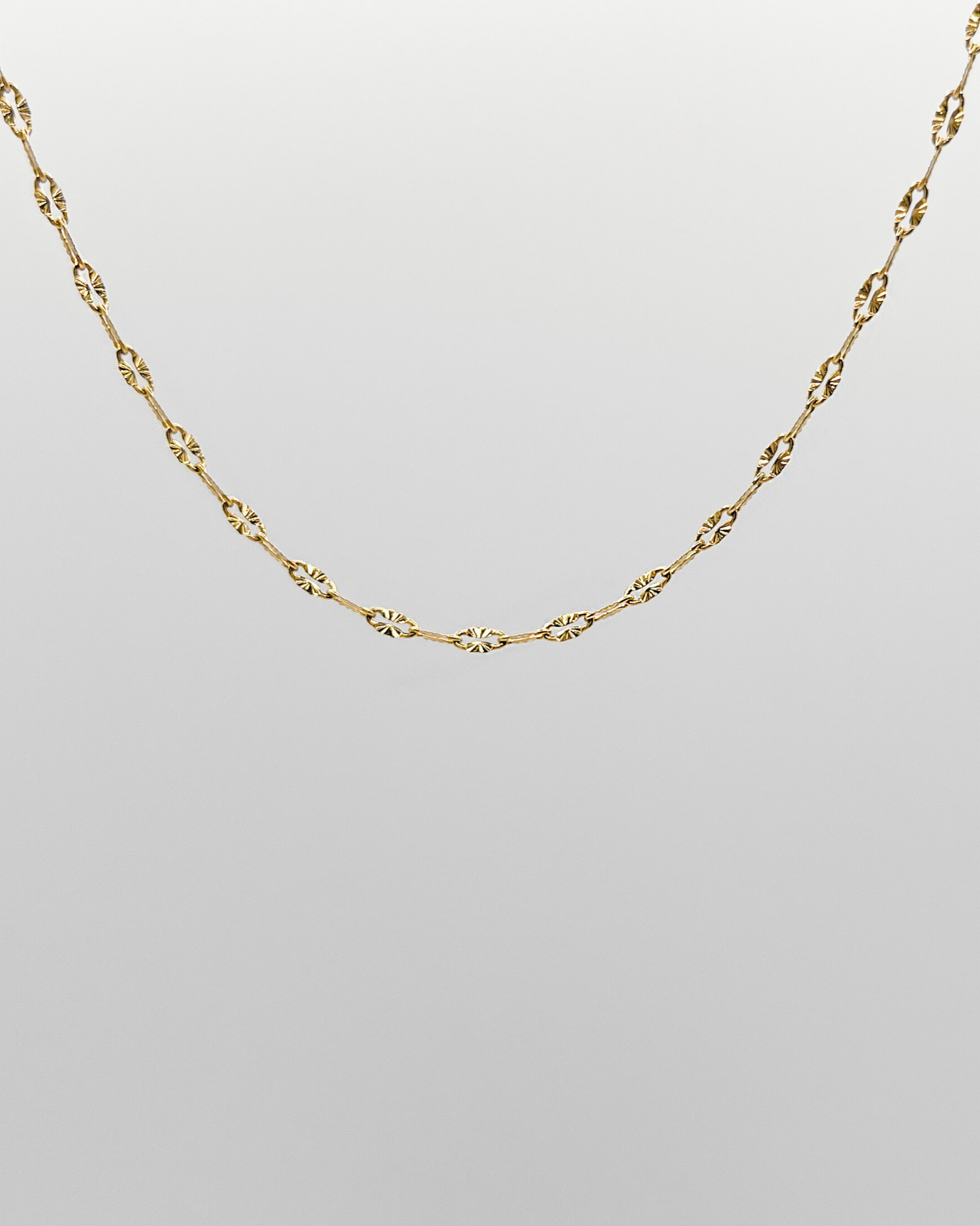 Filigrane vergoldete Edelstahlkette mit zarten, strukturierten Gliedern. Wasserfest und hypoallergen, ideal für einen minimalistischen Look.
