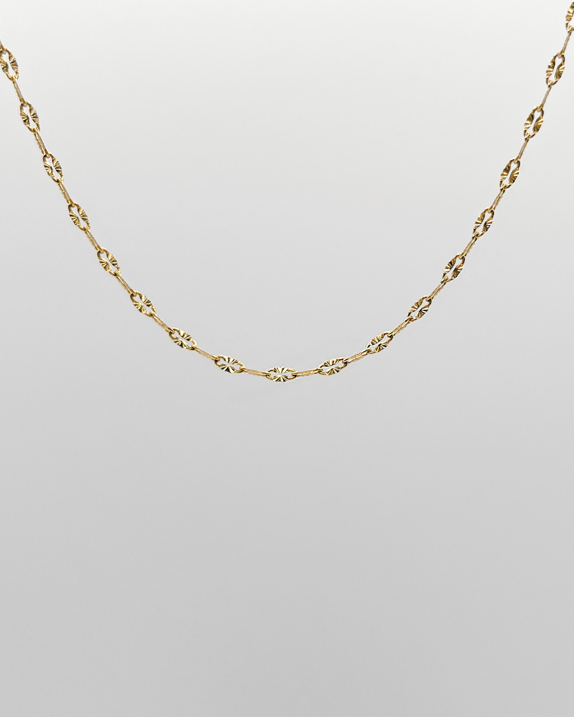 Filigrane vergoldete Edelstahlkette mit zarten, strukturierten Gliedern. Wasserfest und hypoallergen, ideal für einen minimalistischen Look.