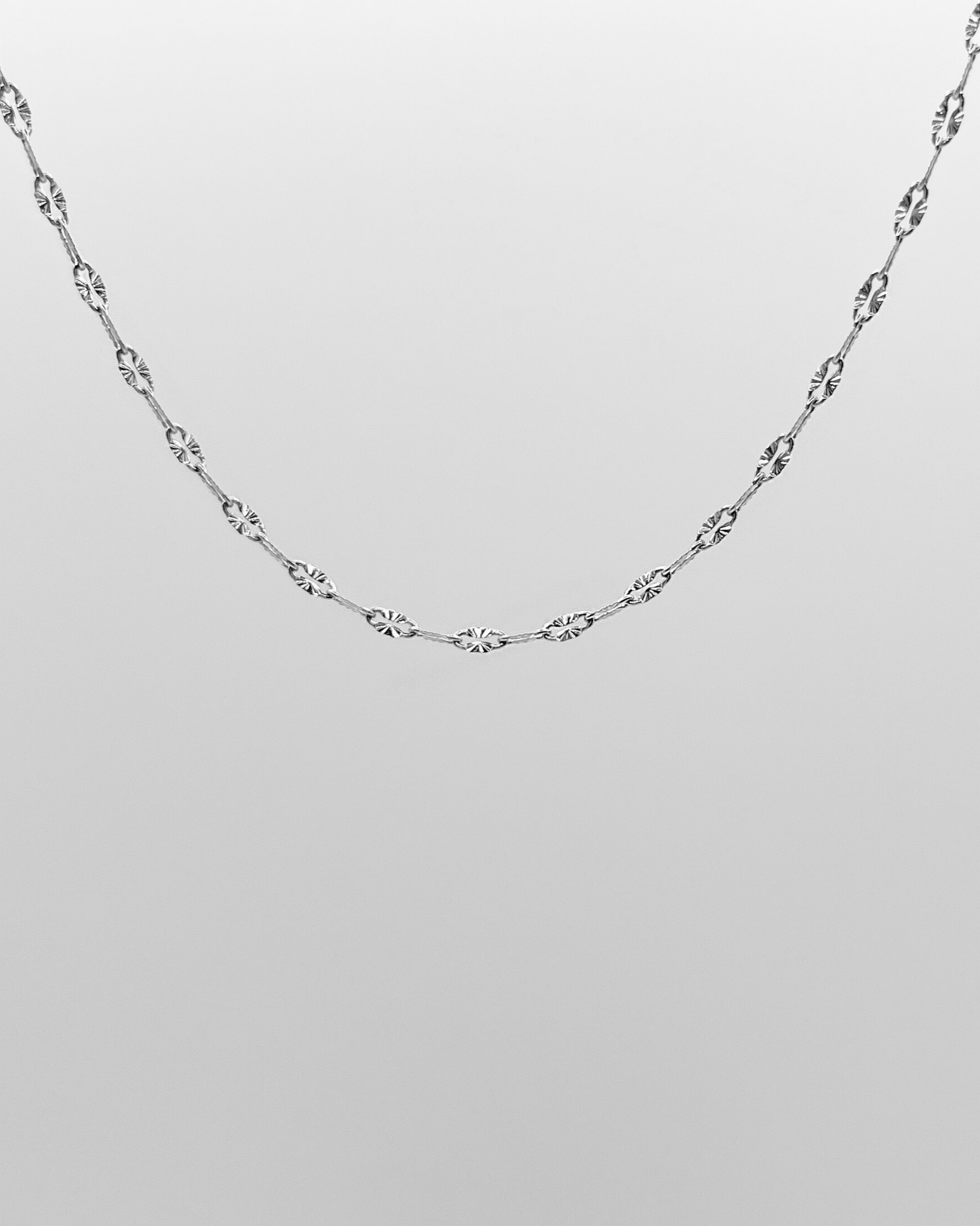 Filigrane vergoldete Edelstahlkette mit zarten, strukturierten Gliedern. Wasserfest und hypoallergen, ideal für einen minimalistischen Look.