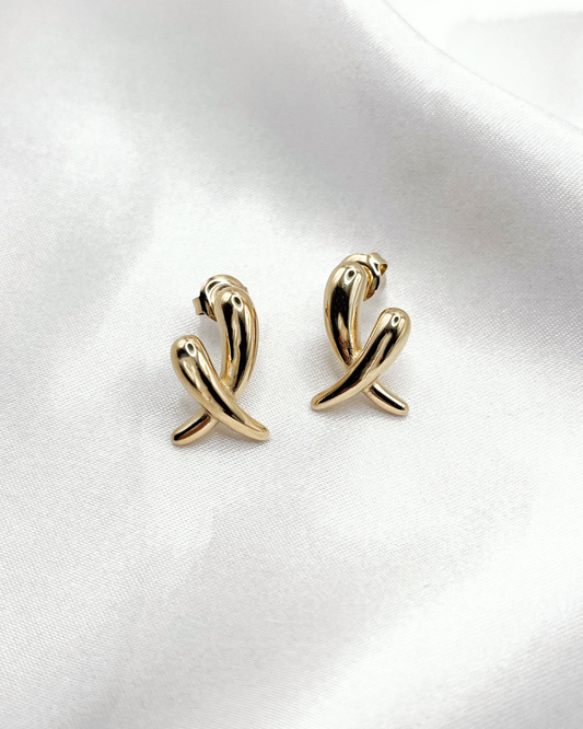 Wasserfeste Edelstahl Ohrstecker in gekreuztem Design in gold.