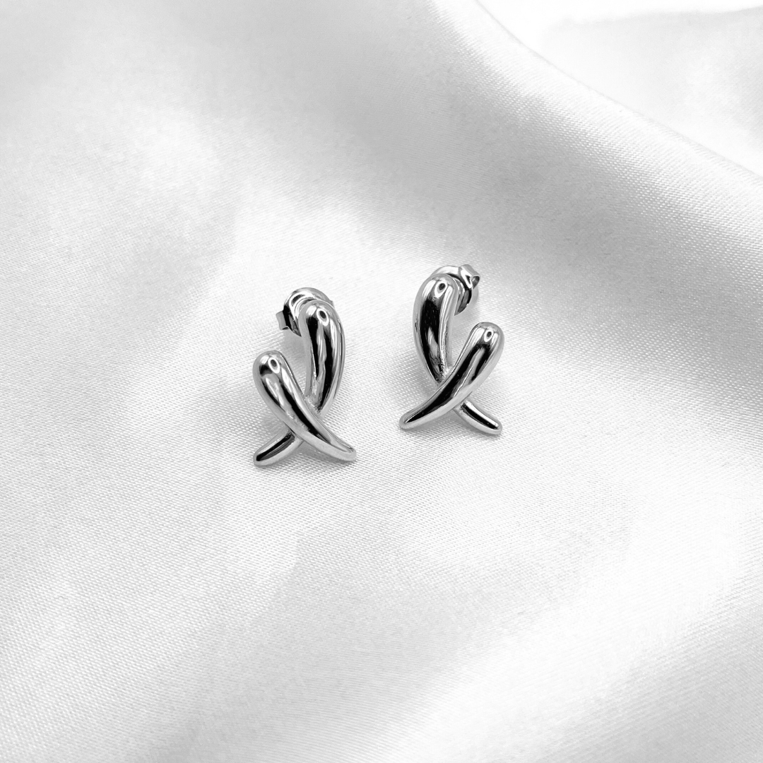 Wasserfeste Edelstahl Ohrstecker in gekreuztem Design in silber.