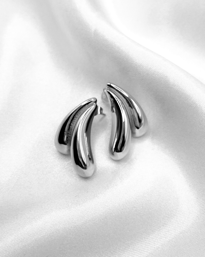 Wasserfeste Edelstahl Ohrstecker in wellenartigem Design in silber.