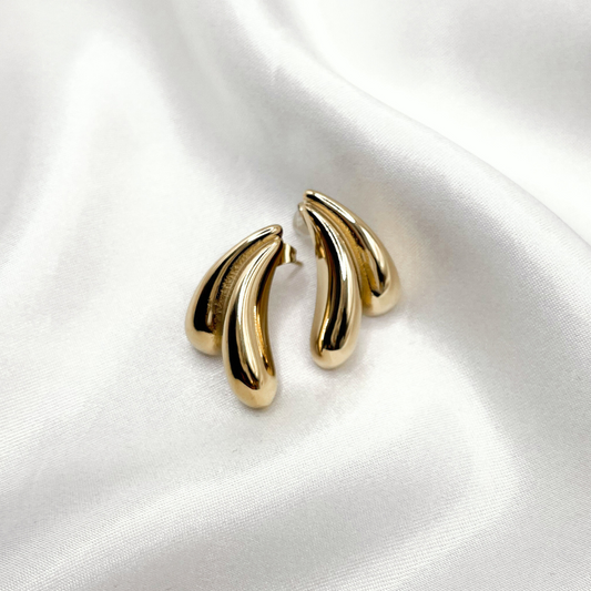 Wasserfeste Edelstahl Ohrstecker in wellenartigem Design in gold.