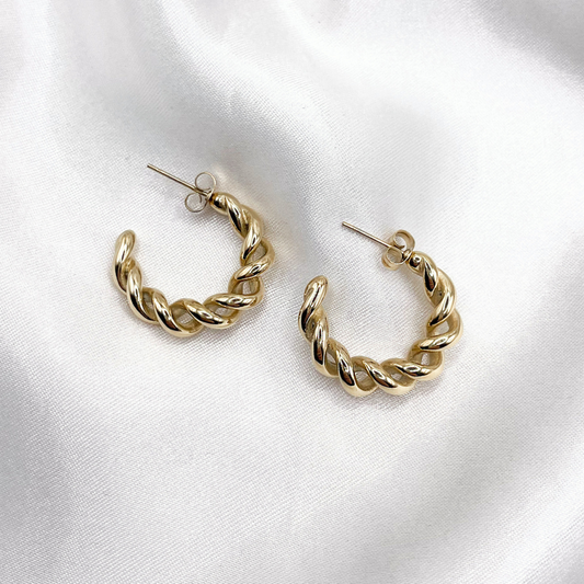 Wasserfeste Edelstahl Kreolen in gedrehter Form in gold.
