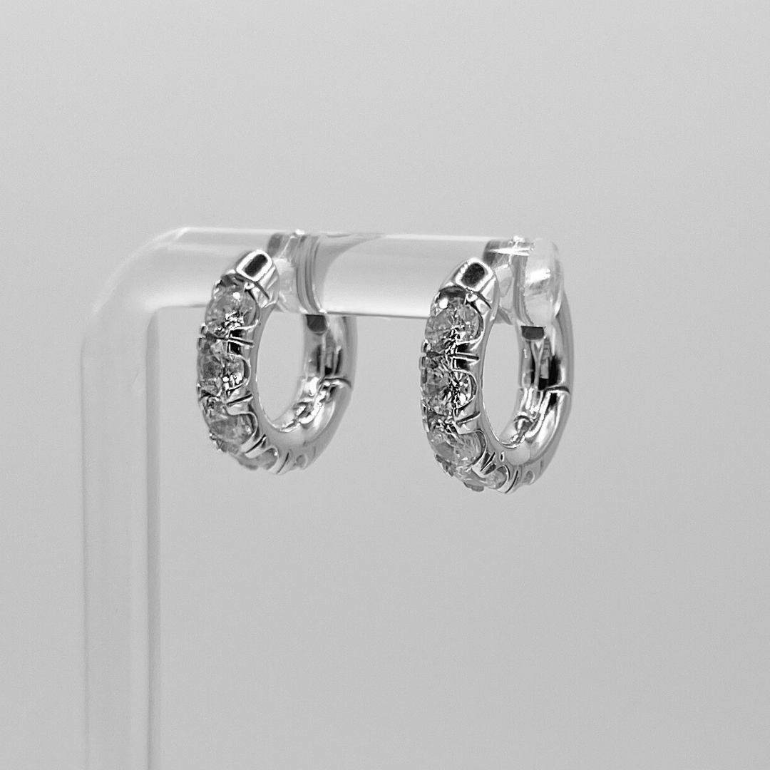 Wasserfeste Edelstahl Hoops mit Zirkonia Steinen besetzt in silber.