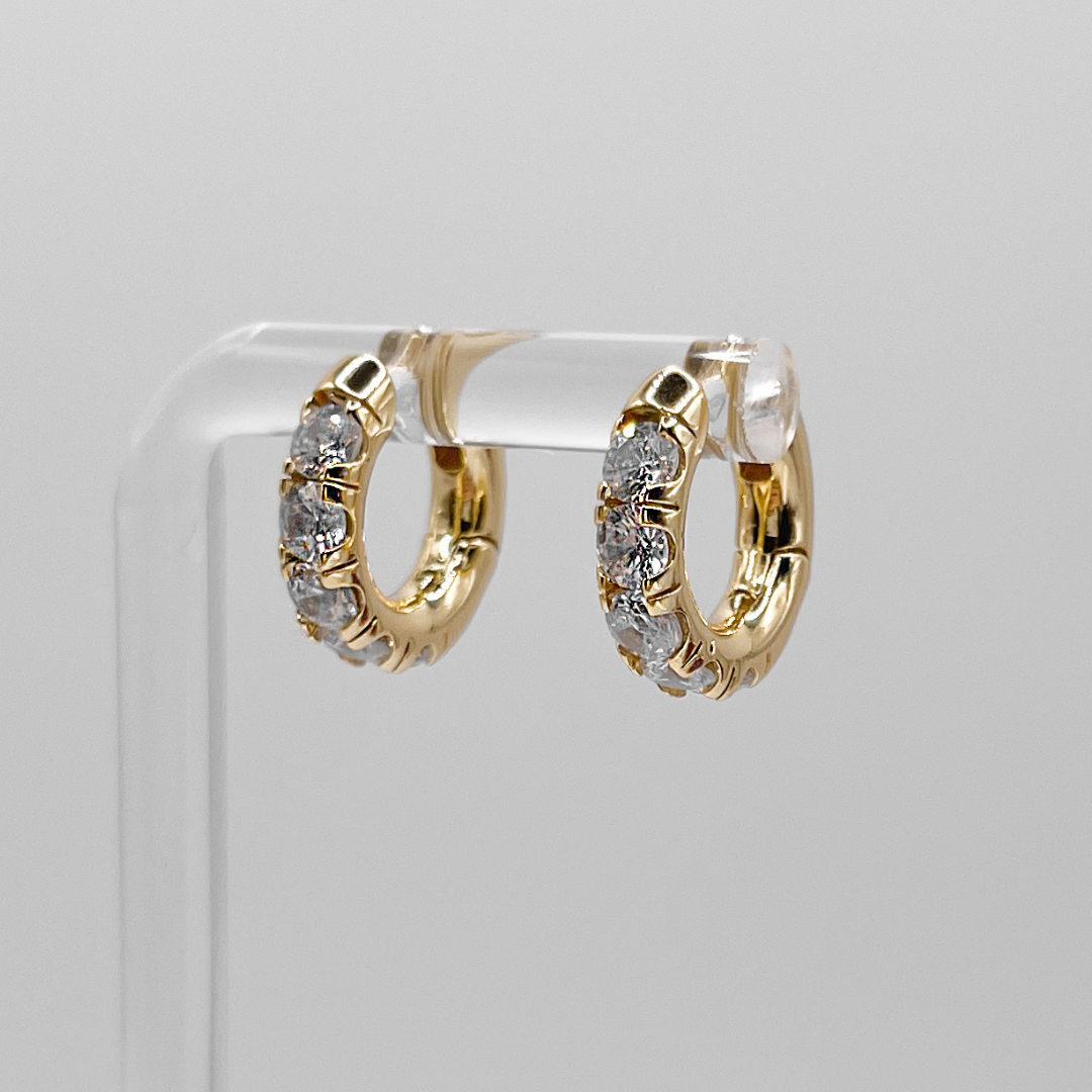 Wasserfeste Edelstahl Hoops mit Zirkonia Steinen besetzt in gold.