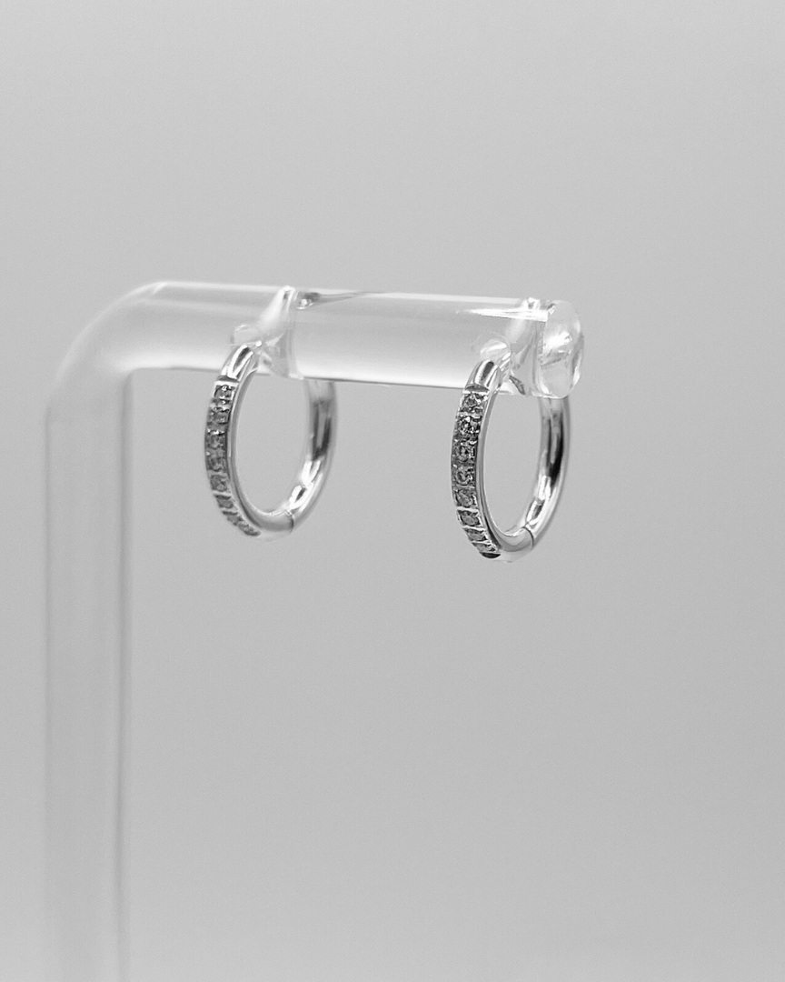 Wasserfeste Edelstahl Hoops mit Zirkonia Steinen besetzt in silber.