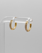 Wasserfeste Edelstahl Hoops mit Zirkonia Steinen besetzt in gold.