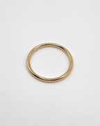 Schlichter Basic Ring aus vergoldetem Edelstahl.