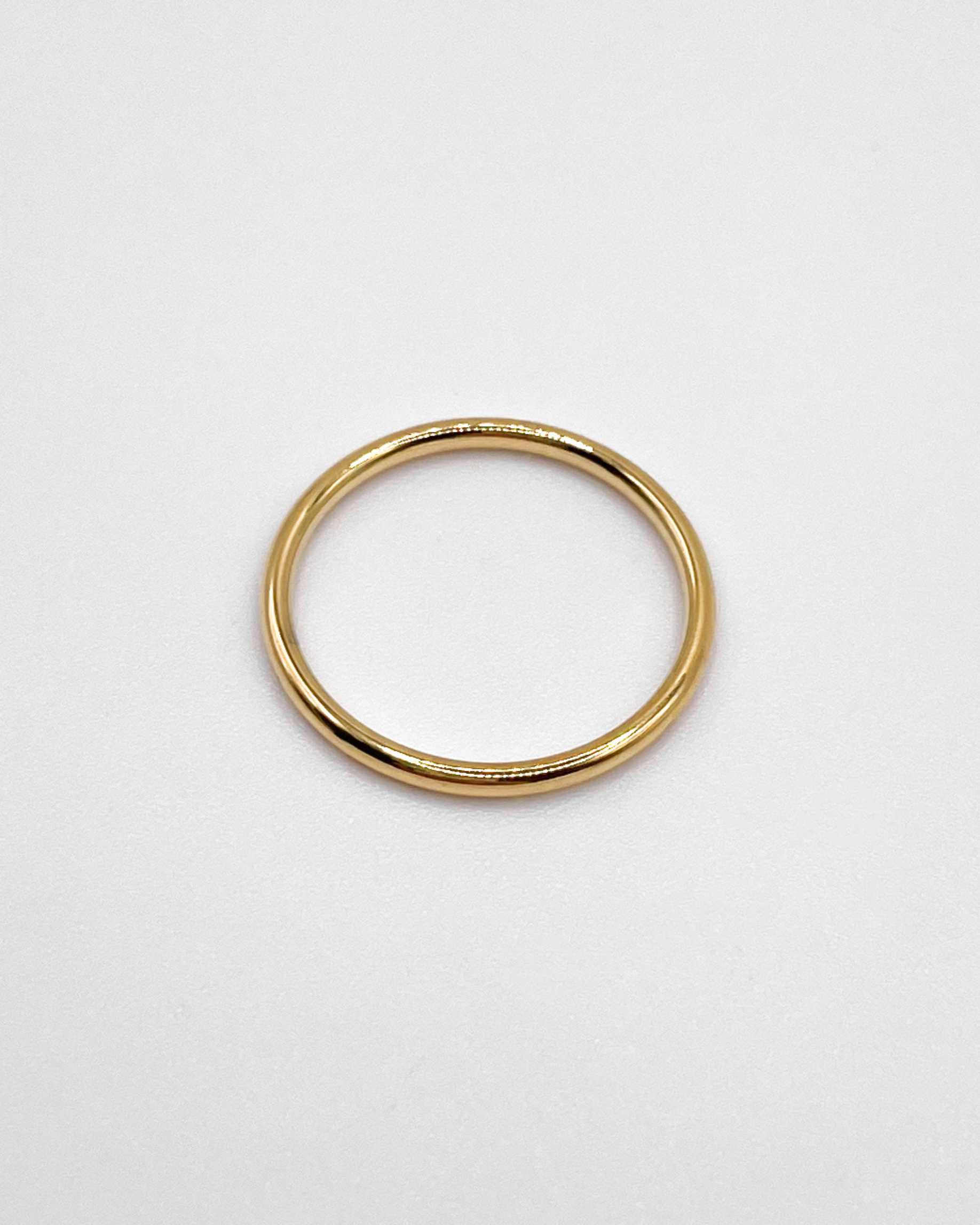 Schlichter Basic Ring aus vergoldetem Edelstahl.
