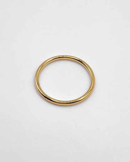 Schlichter Basic Ring aus vergoldetem Edelstahl.